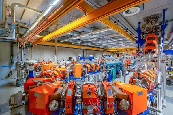 Picture of the particle accelerator at HFML-FELIX