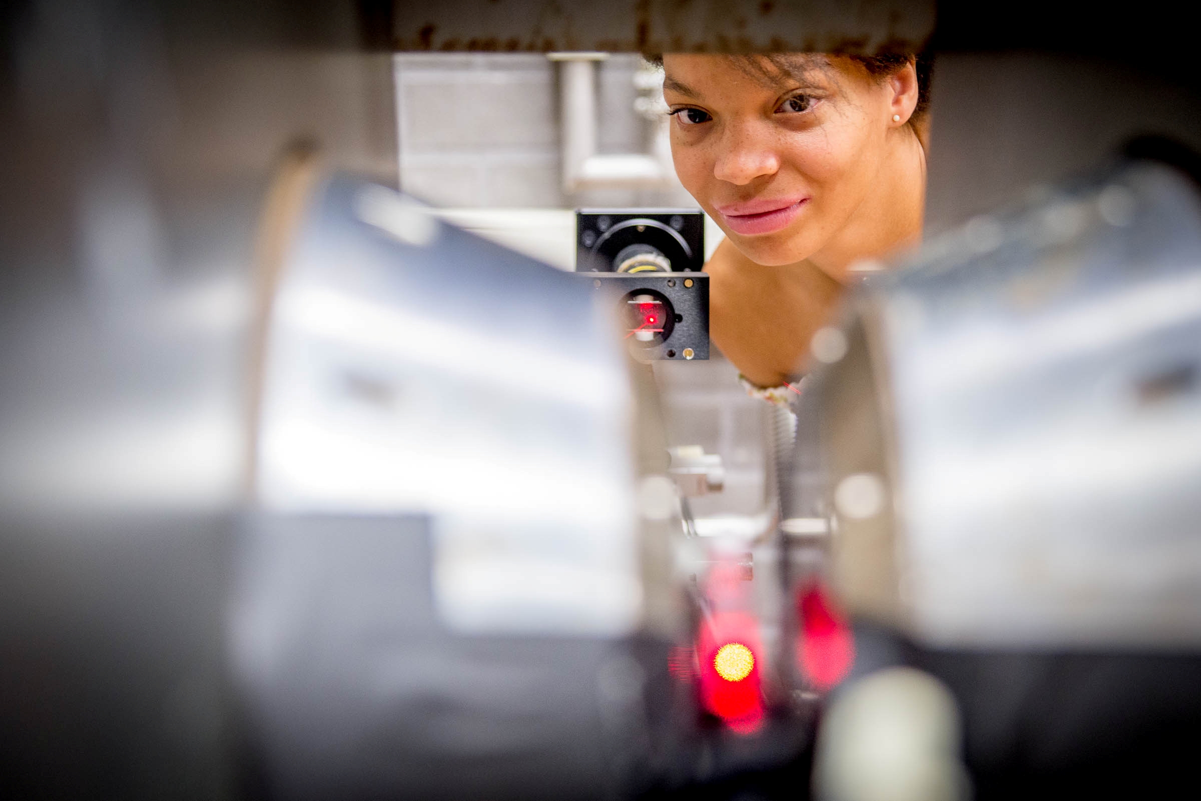 HFML-FELIX onderzoeker Sandra Kleuskens in het lab