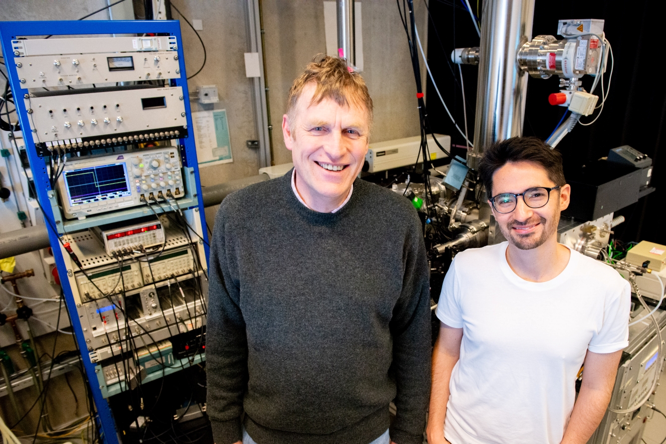 Foto van UvA-onderzoeker Wybren Jan Buma en HEML-FELIX-onderzoeker Piero Ferrari in het lab