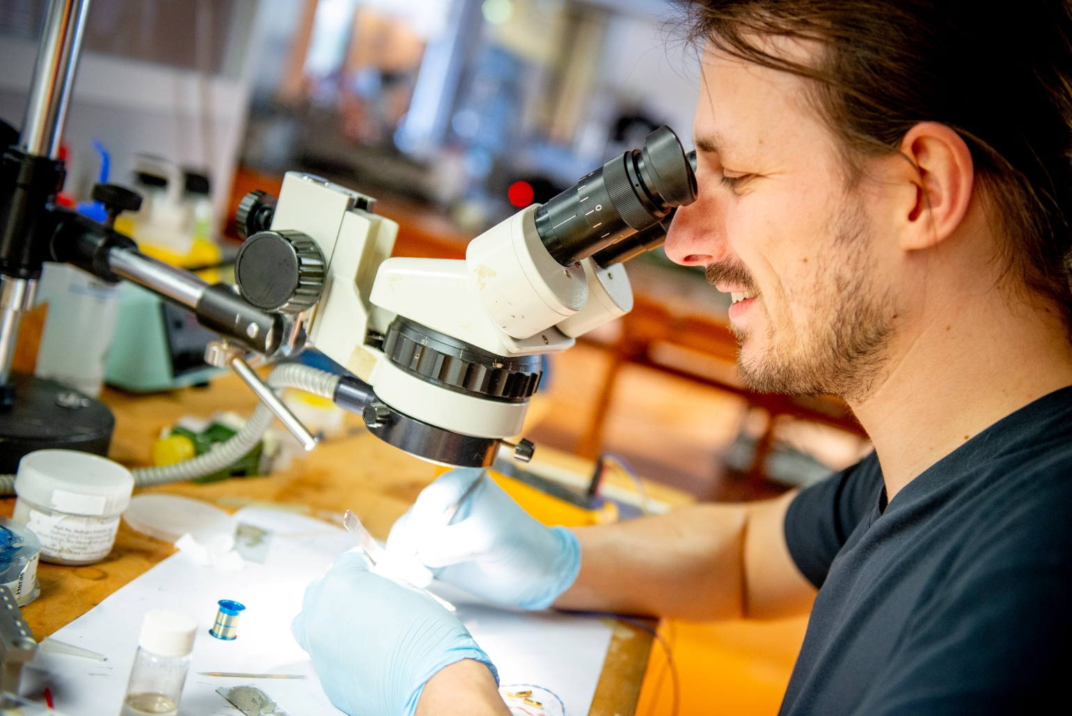 Foto van onderzoeker Arwin Kool in het lab