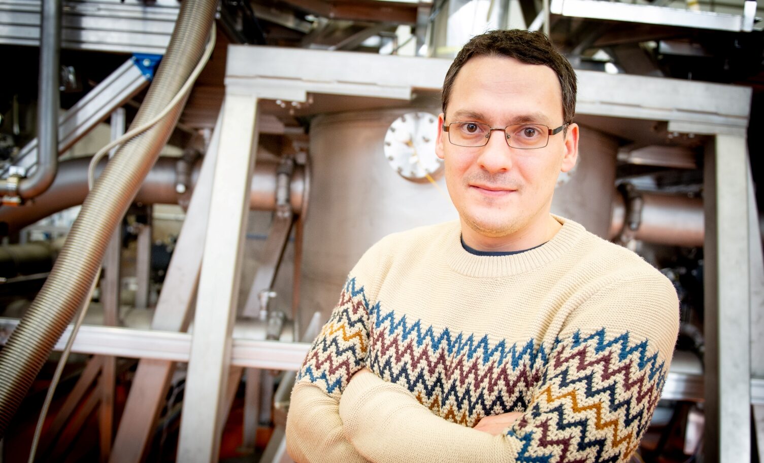 Foto van HFML-FELIX onderzoeker Oleksandr Zheliuk in het lab