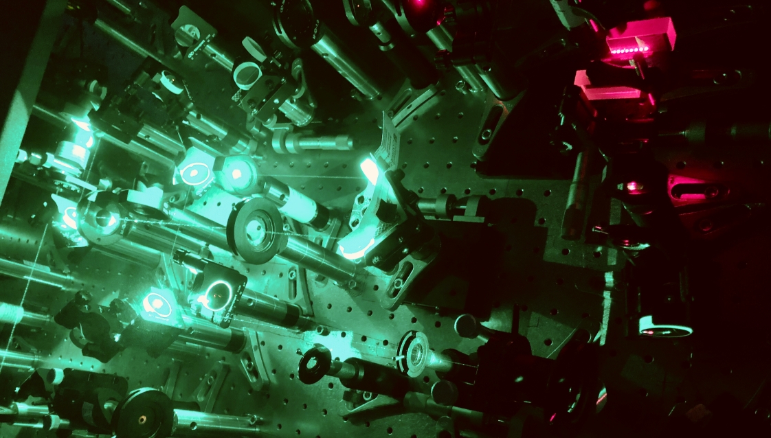 Detailfoto van de geavanceerde magneto-optische opstelling die gebruikt is om de eigenschappen van de fosforeen nanolinten te bepalen